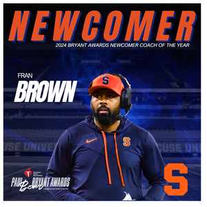 Fran Brown, de la Syracuse University, fue galardonado con el premio Paul «Bear» Bryant al Entrenador Revelación del Año