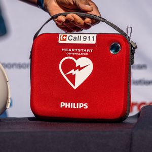 La American Heart Association se une a organizaciones locales para equipar autobuses de Downtown Orlando con DEA
