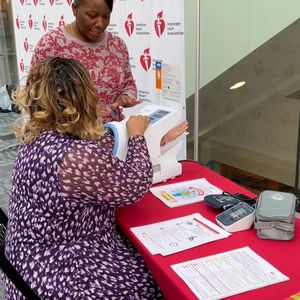 La American Heart Association y la Indianapolis Public Library crean centros de presión arterial en 25 bibliotecas 