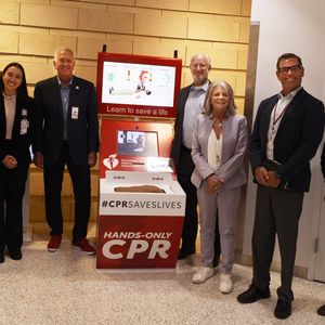 La American Heart Association, Bill y Laurie Brennan, y Credo patrocinan un quiosco de entrenamiento de RCP solo con las manos para ayudar al público a aprender una habilidad que salva vidas 