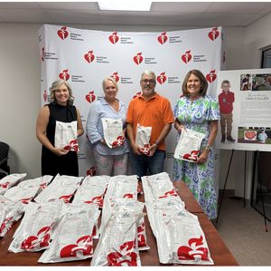 La American Heart Association proporciona kits de RCP para lactantes destinados a futuras madres, padres y cuidadores gracias a una donación